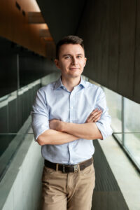 uśmiechnięty mężczyzna z założonymi rękami na piersi