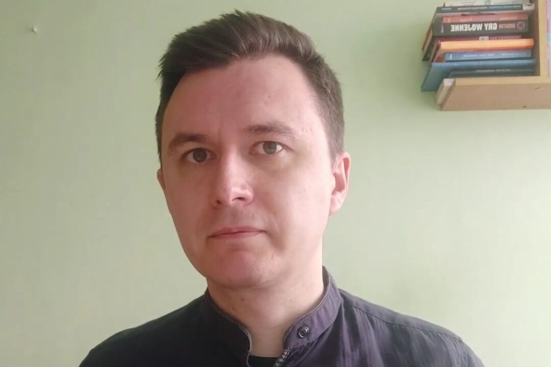 mężczyzna w granatowej koszuli