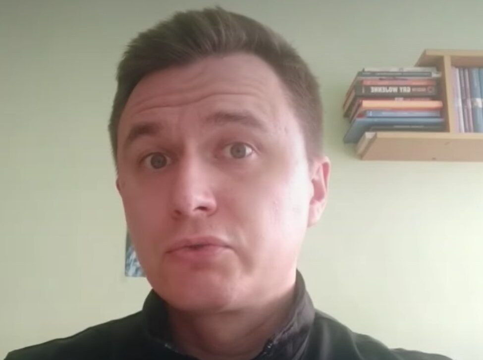 mężczyzna w czarnym dresie