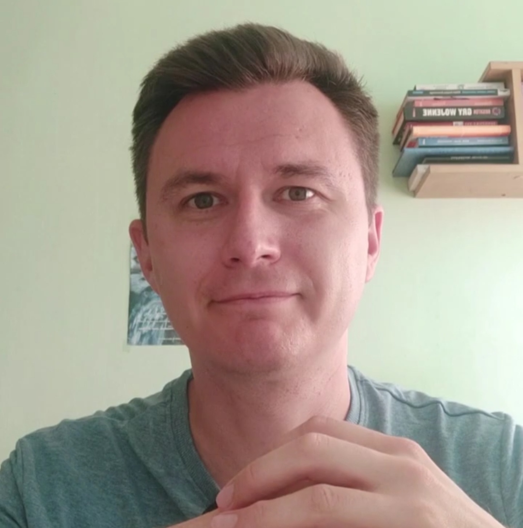 mężczyzna w niebieskiej koszulce