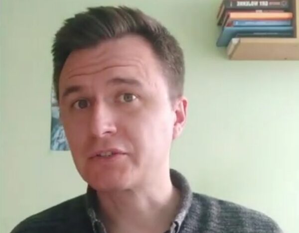 mężczyzna w bluzie