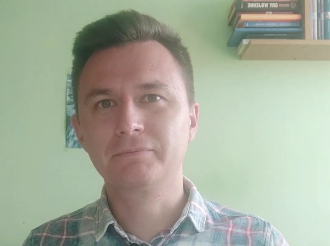 mężczyzna w koszuli w kratę