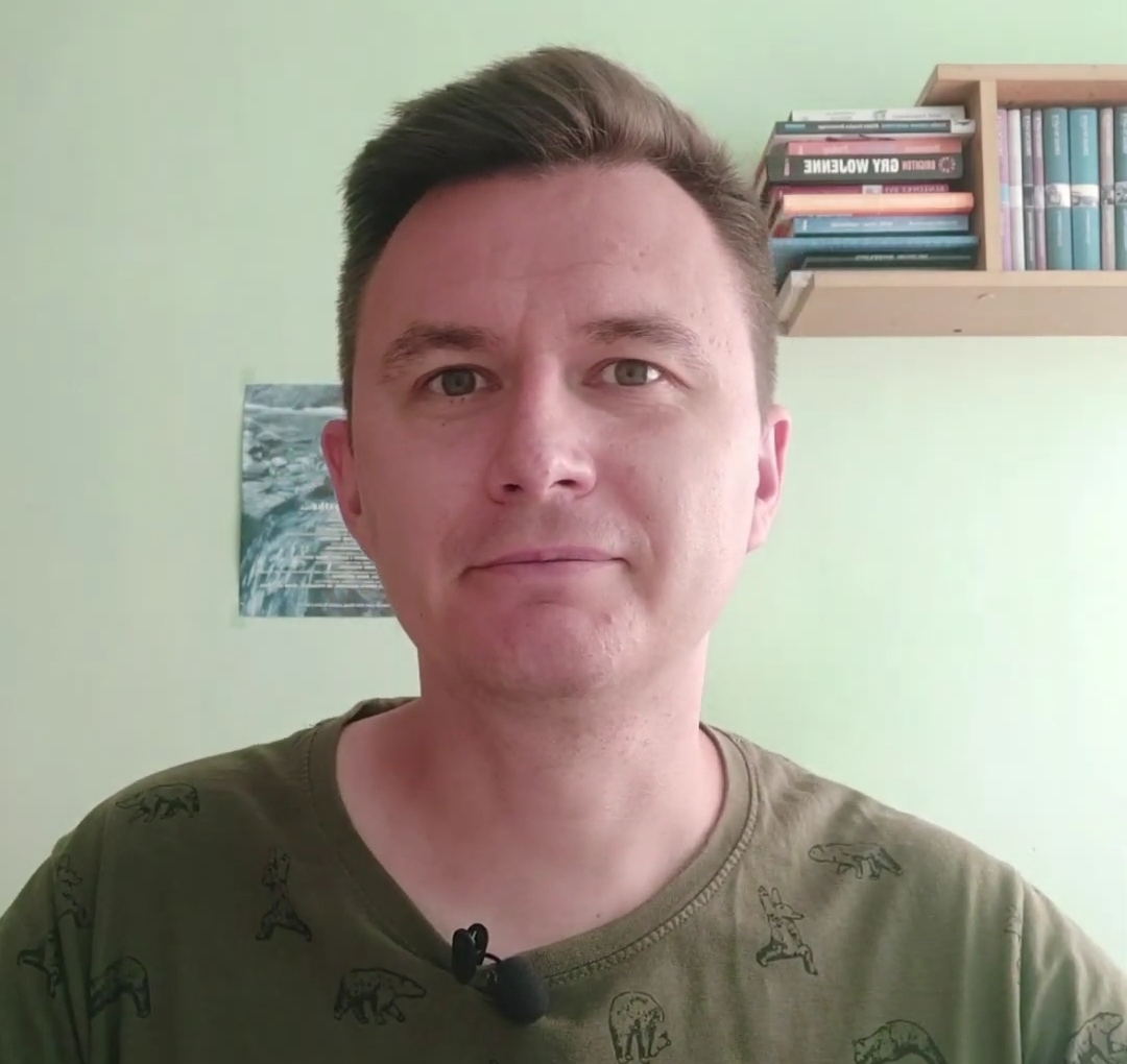 mężczyzna w oliwkowej koszulce