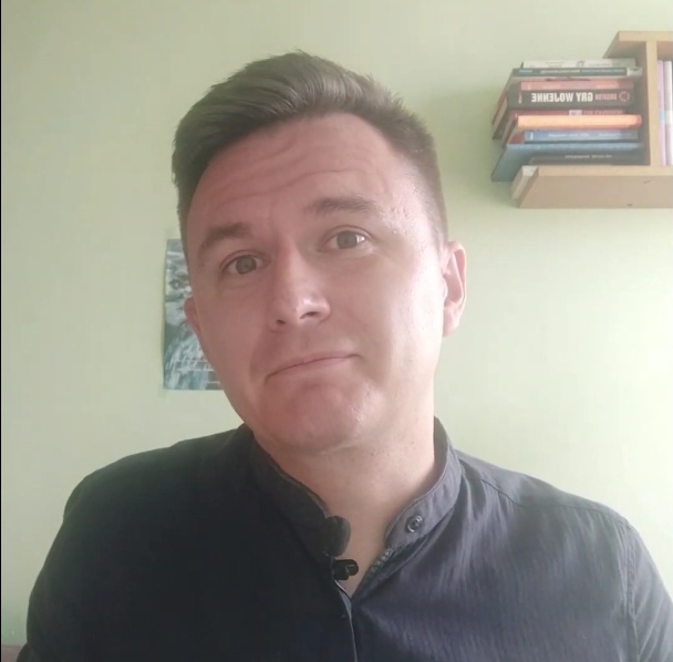 mężczyzna w granatowej koszuli