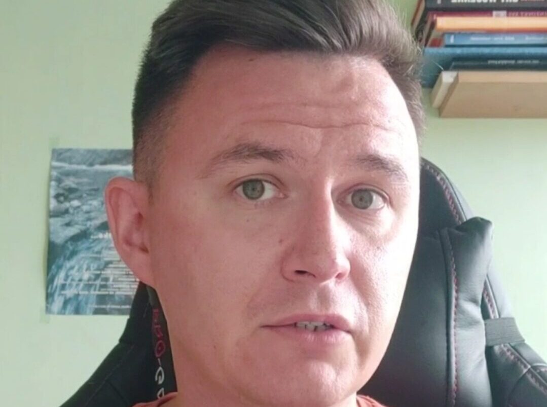 mężczyzna w różowej koszulce