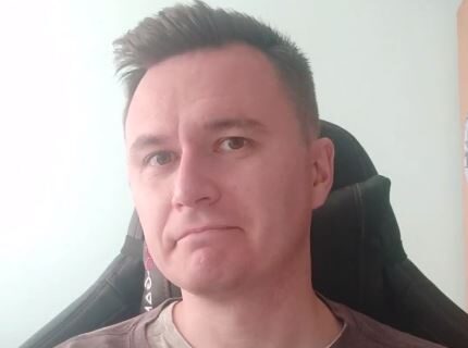 mężczyzna w szarej bluzie