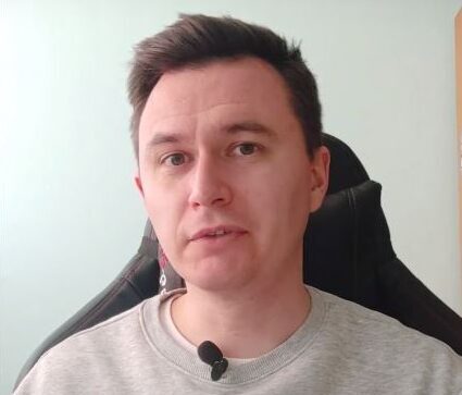 mężczyzna w jasnoszarej bluzie