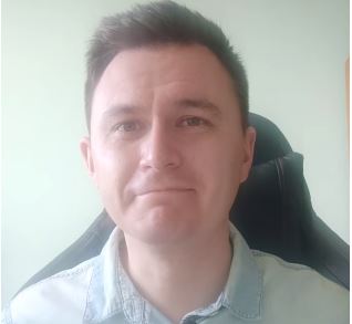 uśmiechnięty mężczyzna w niebieskiej koszuli