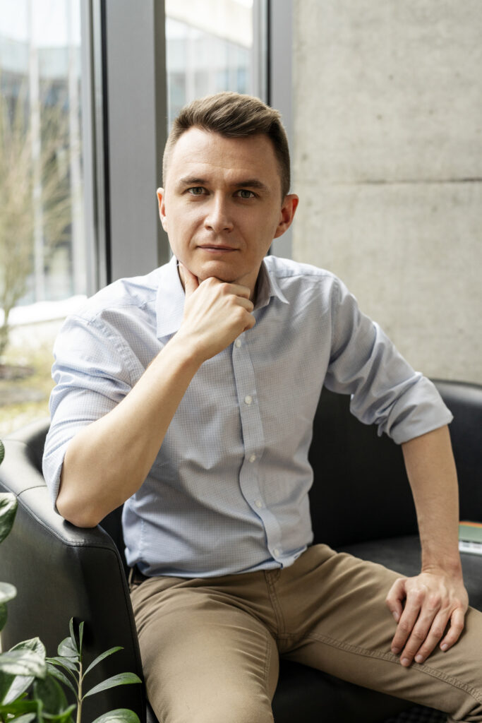 Mężczyzna zastanawiający się nad czymś